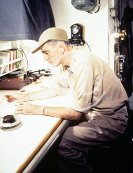 inconnu() Seconde guerre mondiale US Navy en couleurs - Srie 80-GK- : Officier  son bureau, le tlphone  cadran en backlyte noire  porte de mains.