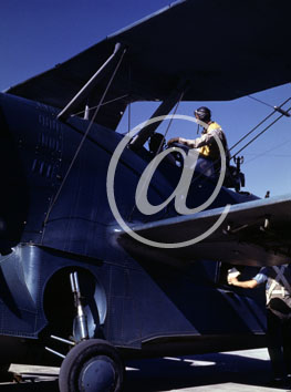 inconnu() Seconde guerre mondiale US Navy en couleurs - Srie 80-GK- : Aviateur dans un biplan.