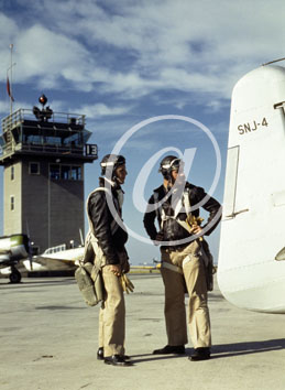 inconnu() Seconde guerre mondiale US Navy en couleurs - Série 80-GK- : Deux pilotes en tenue complète sur un aérodrome.