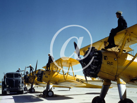 inconnu() Seconde guerre mondiale US Navy en couleurs - Série 80-GK- : Rangées de biplans jaunes d