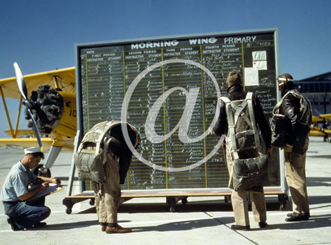 inconnu() Seconde guerre mondiale US Navy en couleurs - Série 80-GK- : Des pilotes en tenue complète consultent le plan de vol inscrit sur un grand tableau noir avant de gagner leur appareil.