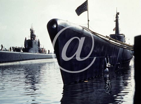inconnu() Seconde guerre mondiale US Navy en couleurs - Srie 80-GK- : Sous-marins mouillant dans un bassin.