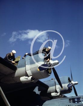 inconnu() Seconde guerre mondiale US Navy en couleurs - Série 80-GK- : Des mécaniciens entretiennent les moteurs d