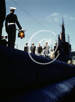 inconnu() Seconde guerre mondiale US Navy en couleurs - Série 80-GK- : Cérémonie de la Marine américaine sur un sous marin, clairon, grande tenue et discour.